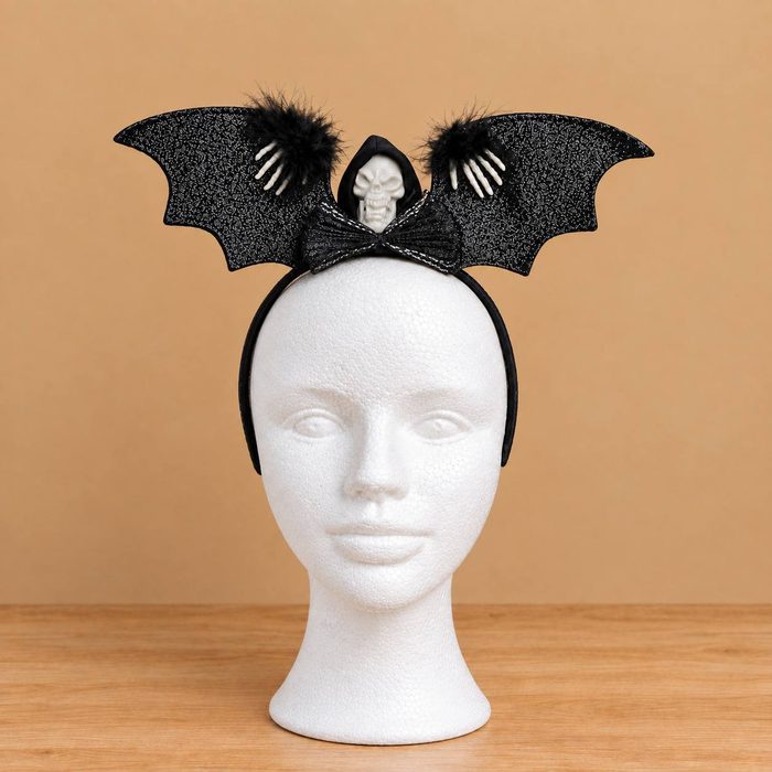 Cintillo de Calavera con Alas de Murcielago y Luces