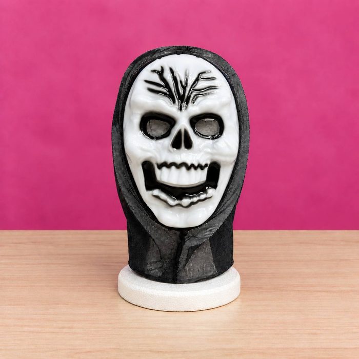 Mascara Blanca con Arrugas Negra en la Frente