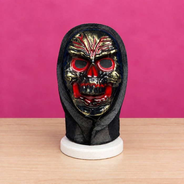 Mascara Dorada con Arrugas Rojas en la Frente